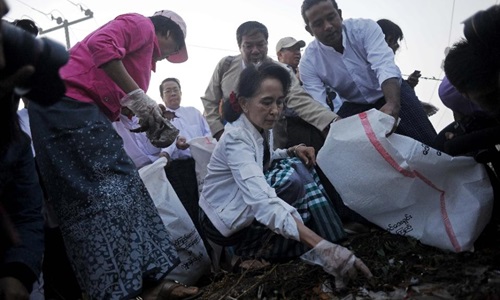 Myanmar:[-]Bà[-]Aung[-]San[-]Suu[-]Kyi[-][-]xuống[-]đường[-]nhặt[-]rác